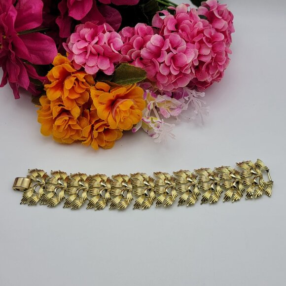 Vintage Signed Coro Pegasus Gold Tone Fancy Link Chain Bracelet 7" Fold Clasp - Picture 1 of 10